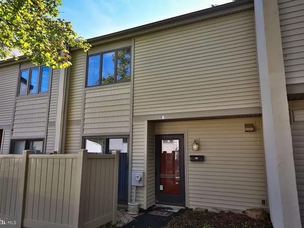 51 Twin Brooks Dr, Willow Grove, PA 19090