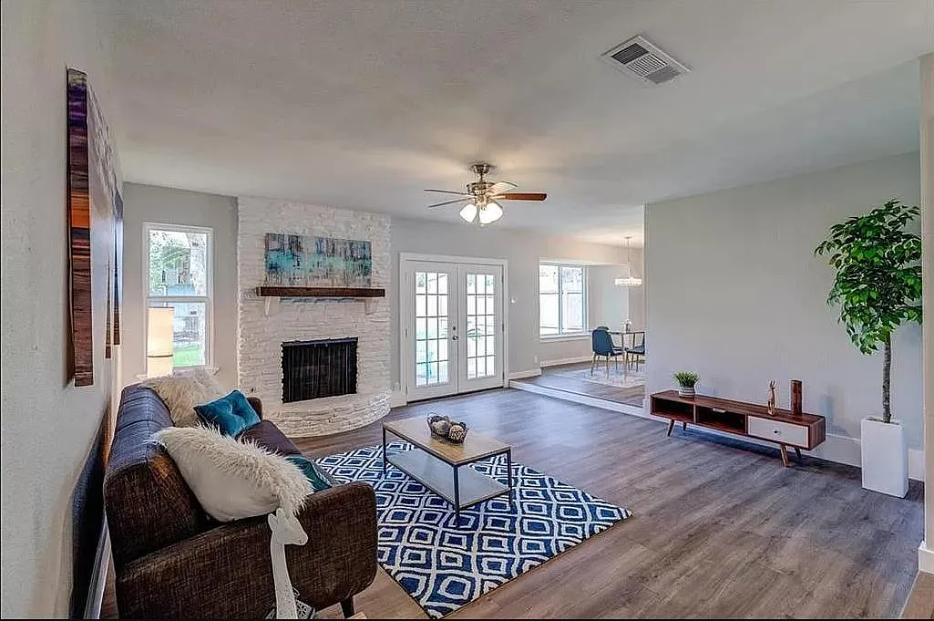 3 bed, 1285 sqft, $2,300 — Photo 1