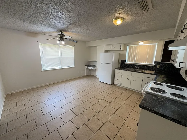 2408 Carnation Dr — Photo 3