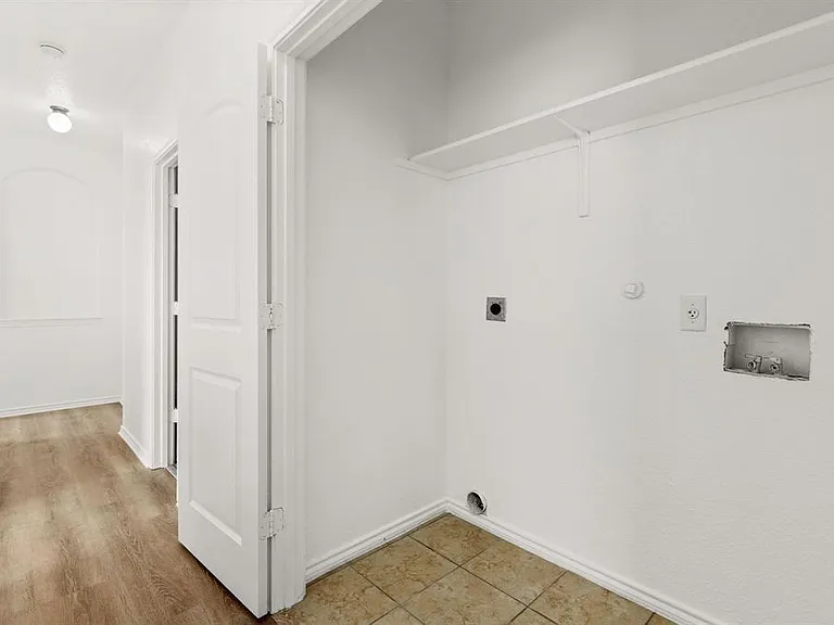 586 Creekside Cir — Photo 6