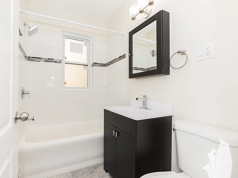 3821 N Greenview Ave — Photo 7