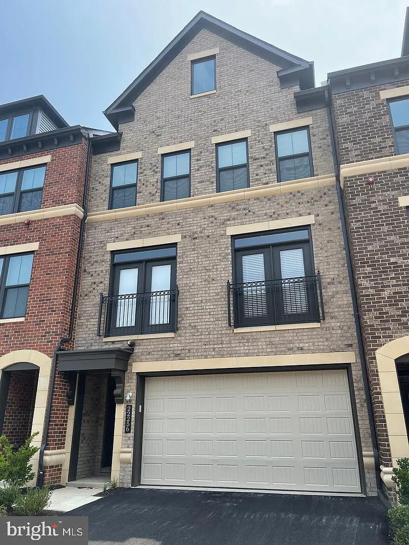 3 bed, 2.5 bath, 3337 sqft, $4,200 — Photo 1