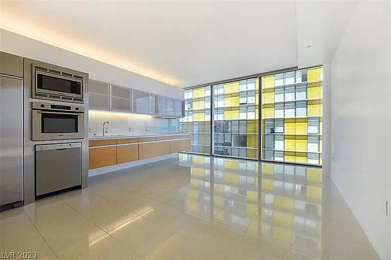Studio, 500 sqft, $2,400 — Photo 4