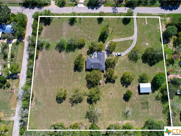 1102 Lavaca St, Yoakum, TX 77995