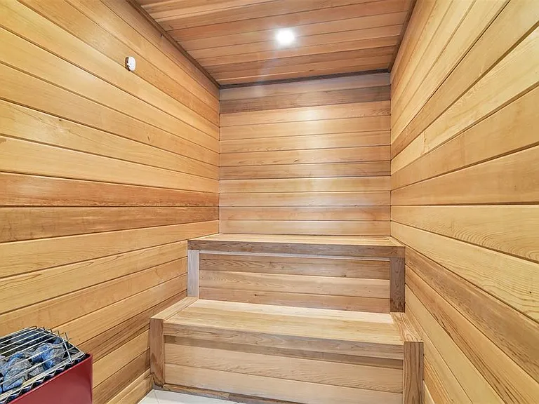 319 S Riverside Dr — Photo 84