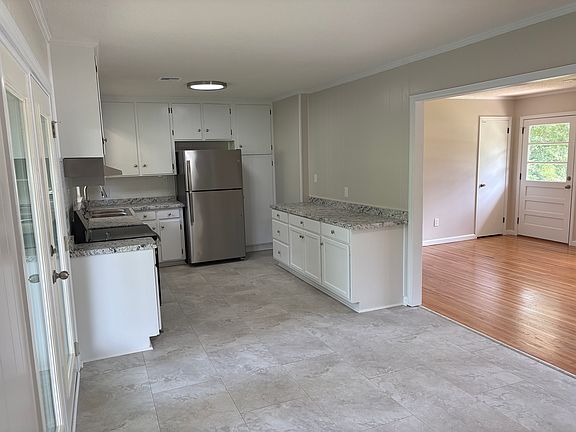 2nd image of 811 Godwin Rd