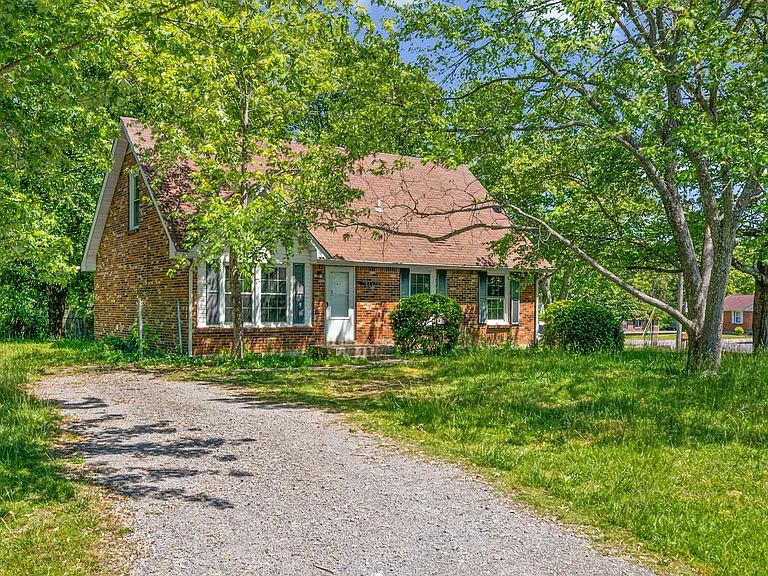 397 Elaine Dr — Photo 1
