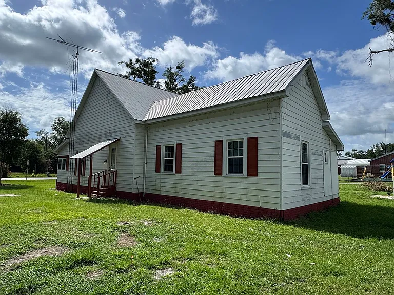 179 NE County Road 255 — Photo 19