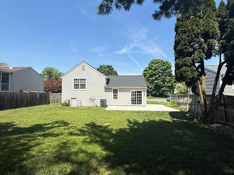 805 London Ct — Photo 31