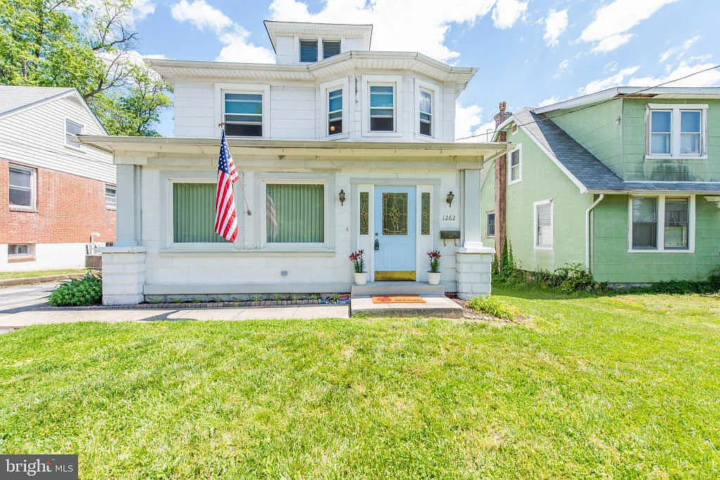 1262 Linden Ave photo 1