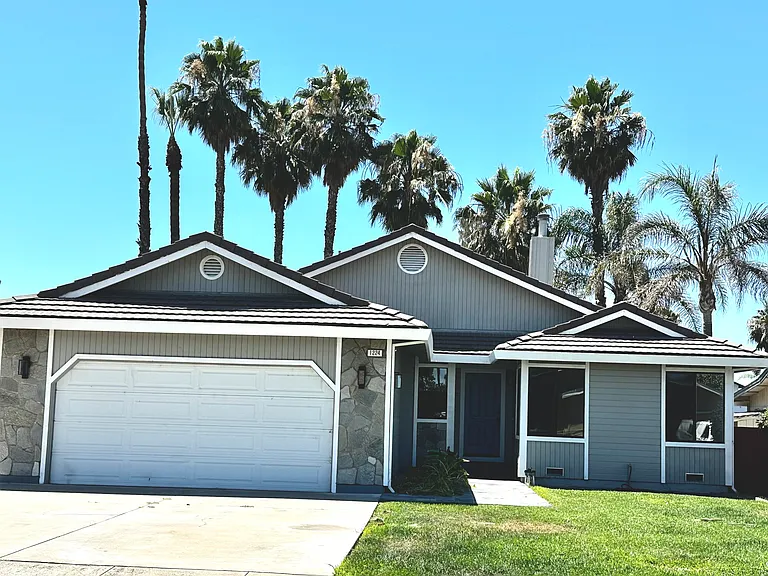 1224 Beach Ct — Photo 1