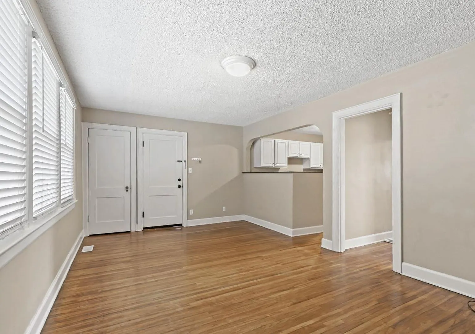 1377 Northwest Blvd - Apt A — Photo 4