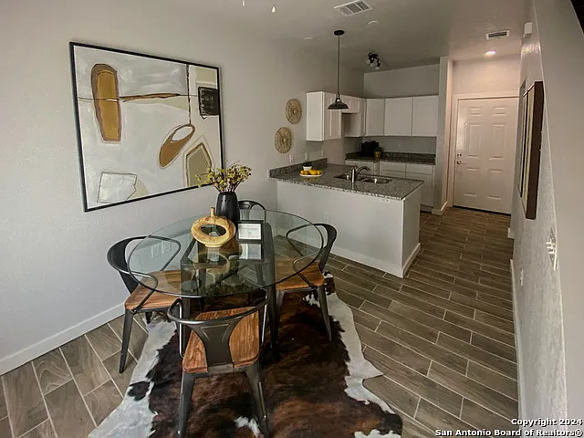 2 bed, 1.0 bath, 1068 sqft, $1,295 — Photo 2