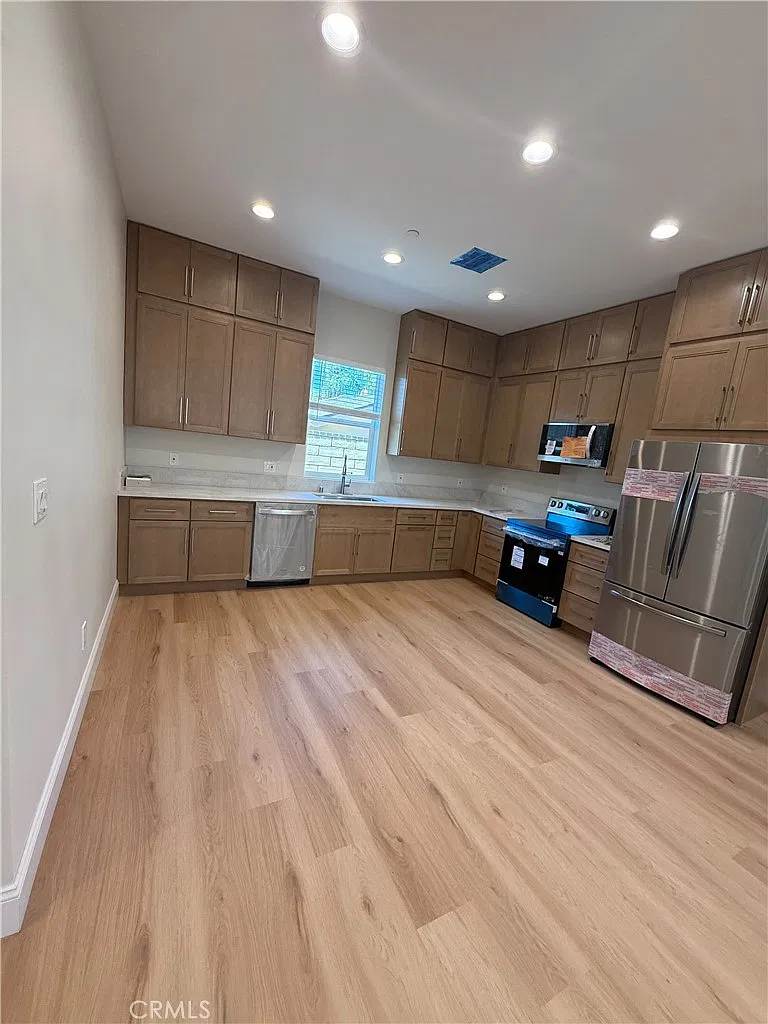 3 bed, 1180 sqft, $3,050 — Photo 2