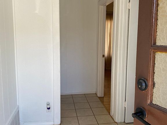 Entry: The bedrooms are downstairs.