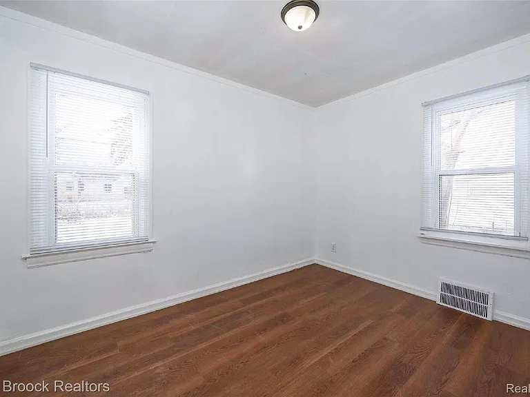 20059 Bloom St — Photo 15