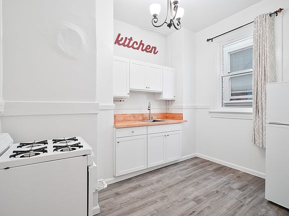 2nd image of 643 Oak St #5