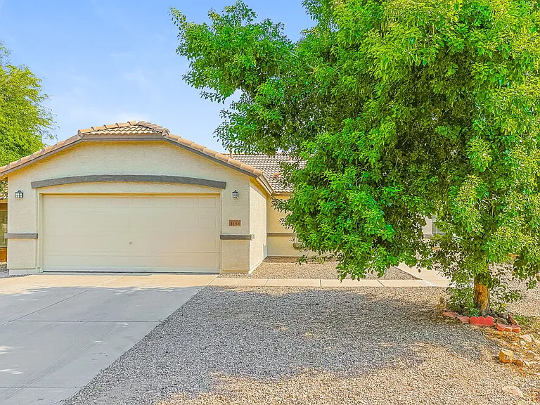 4148 E Stratford Pl — Photo 1