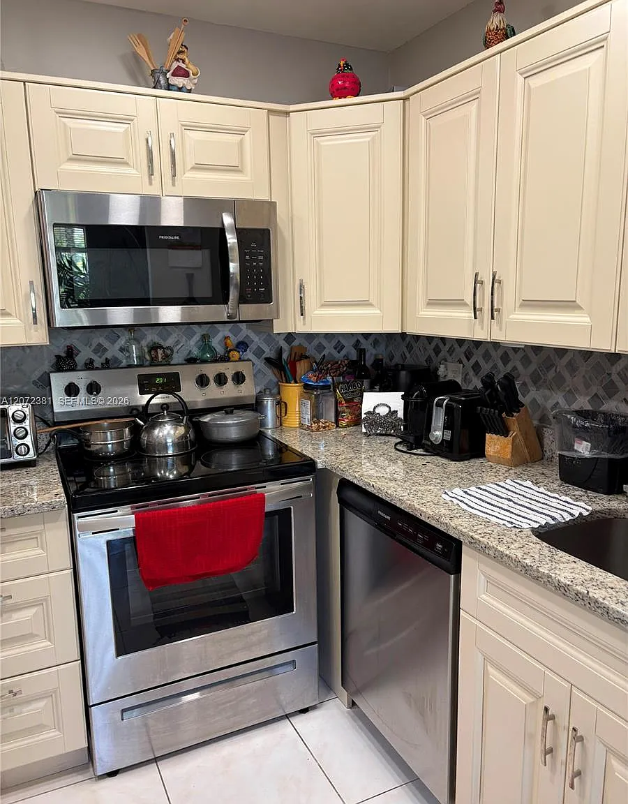 Kings Point Saxony Condos — Photo 2