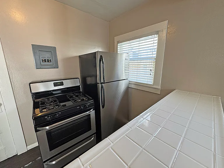 1048 Coronado Ave #G — Photo 7