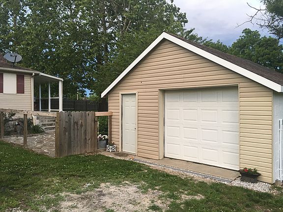 Detached garage