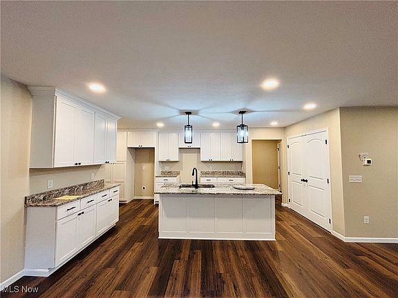 3rd image of 425 Thorn Way