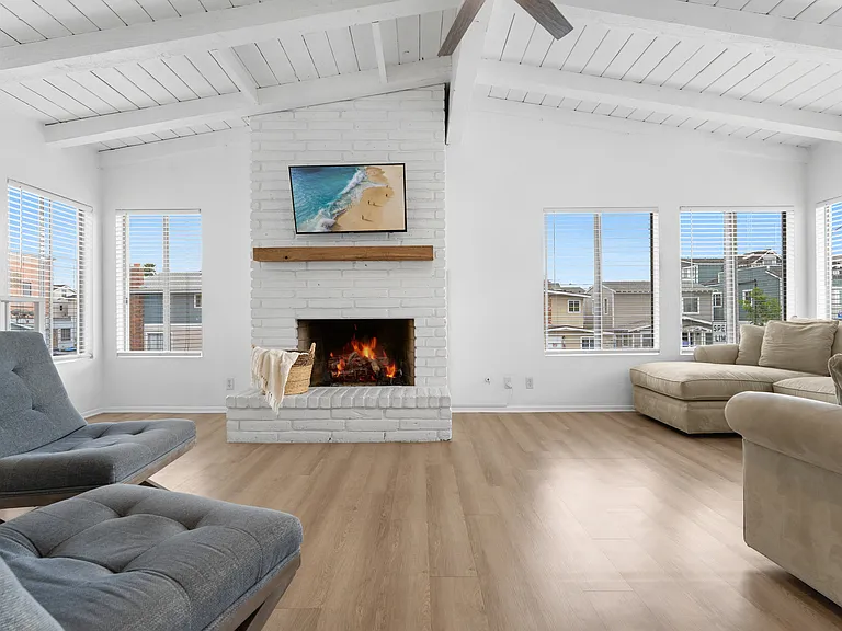 214 E Balboa Blvd — Photo 5