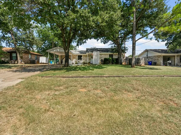 153 Rhoades St, Azle, TX 76020