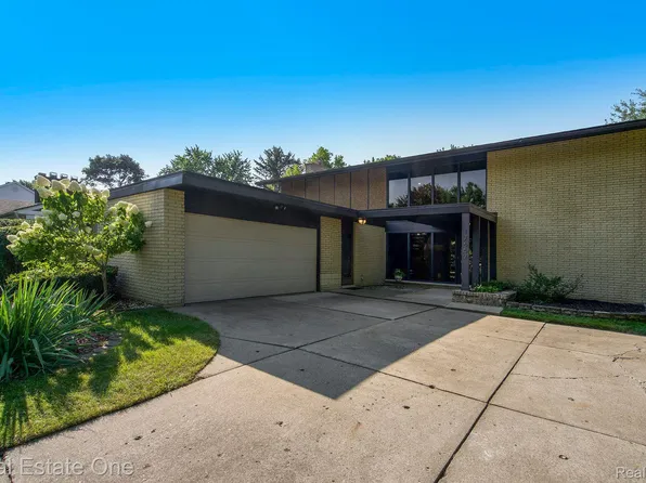 17657 San Rosa Blvd, Lathrup Village, MI 48076