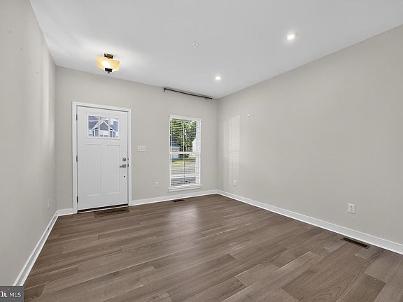 3rd image of 643 Cascade Way