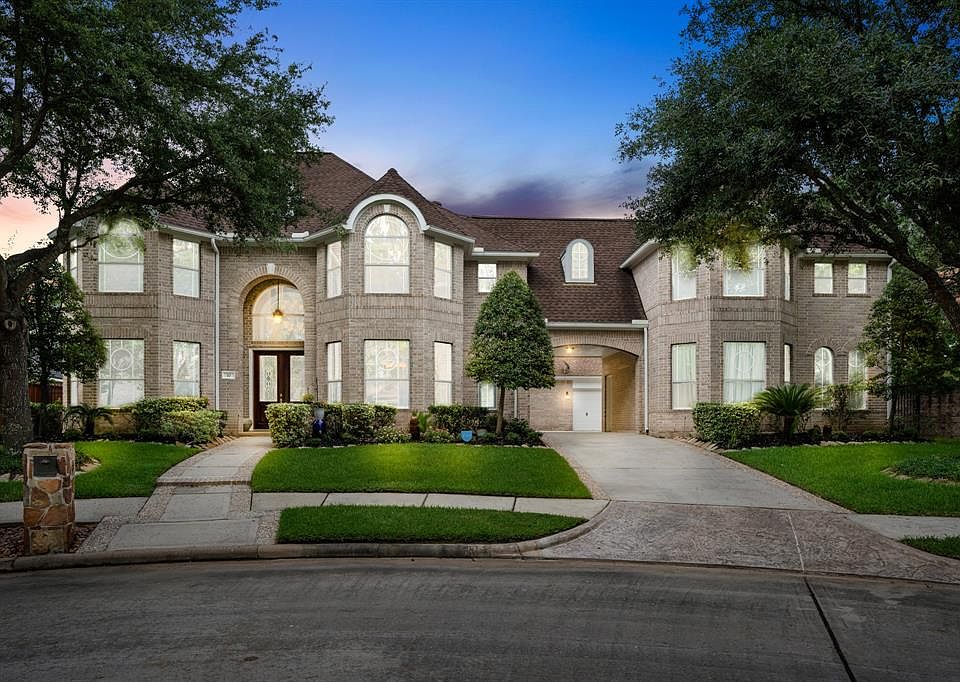 Welcome to 10 Kerloch Point, a glorious Estate home in the gated Manor Estates section on a large cul-de-sac lot.