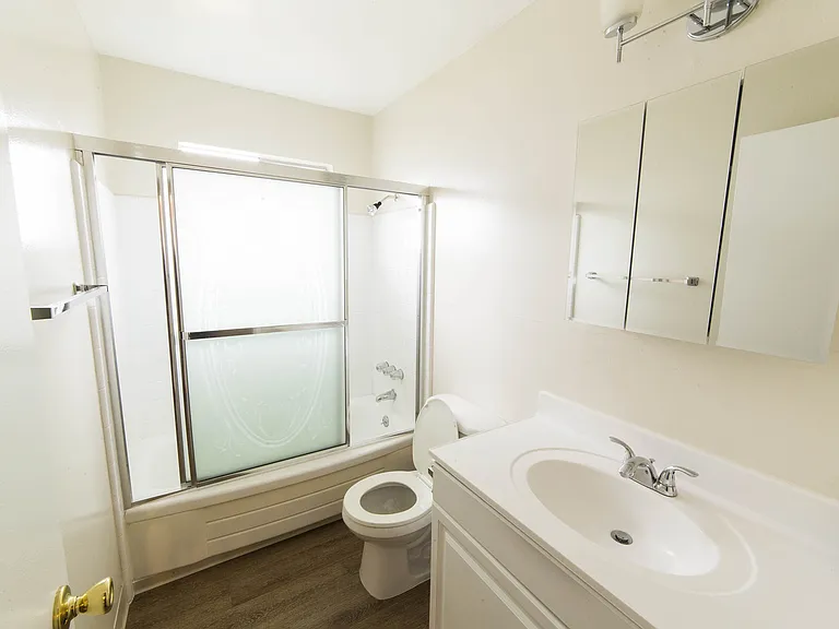 Midway Manor Apts. — Photo 32