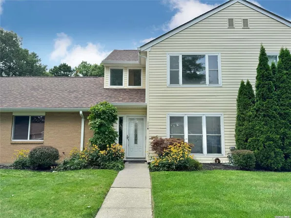 114 Dari Drive #114, Holbrook, NY 11741