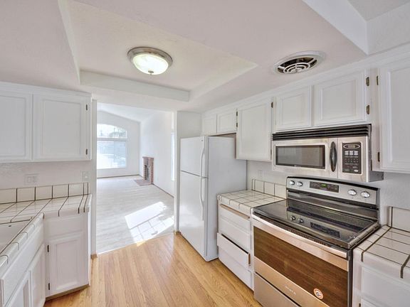 4th image of 225 Fox Hollow Cir