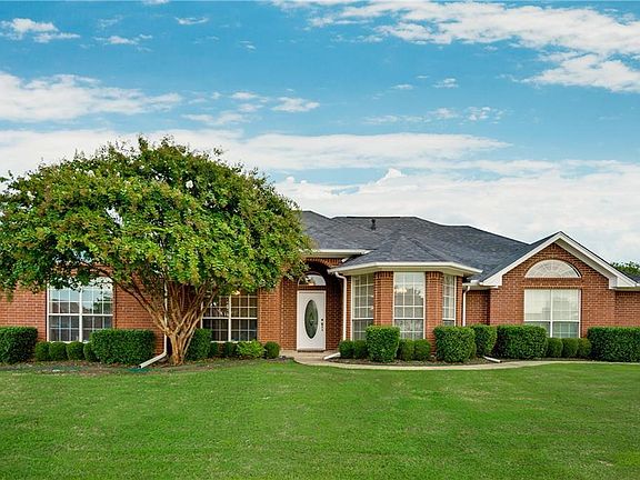 3rd image of 404 Augusta Cir