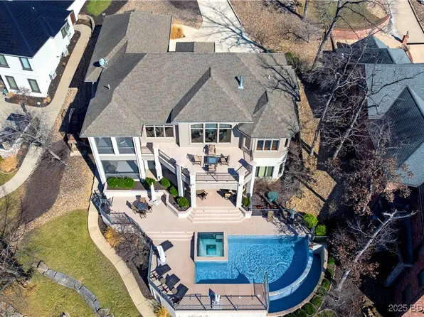 213 Grey Oak Dr, Sunrise Beach, MO 65079