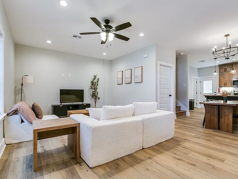 1045 Holiday Dr — Photo 6