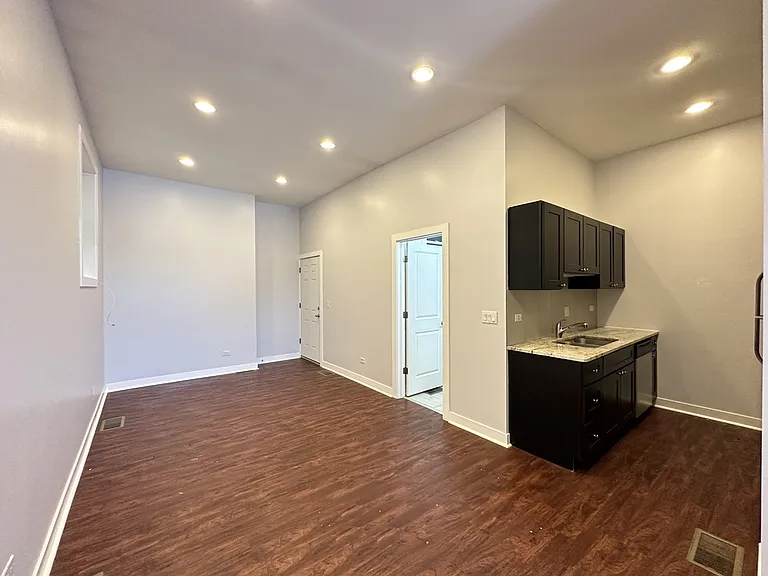 2944 W Montrose Ave #2 — Photo 8