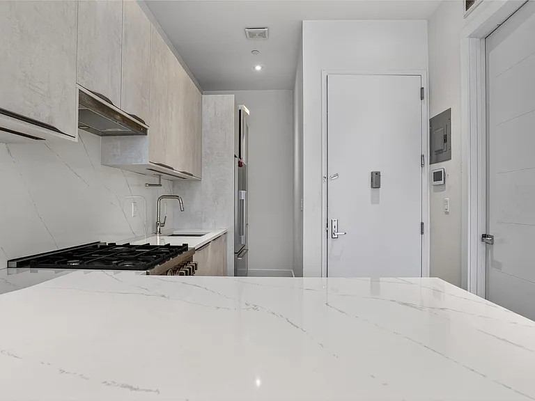 1129 Halsey St #4R — Photo 2