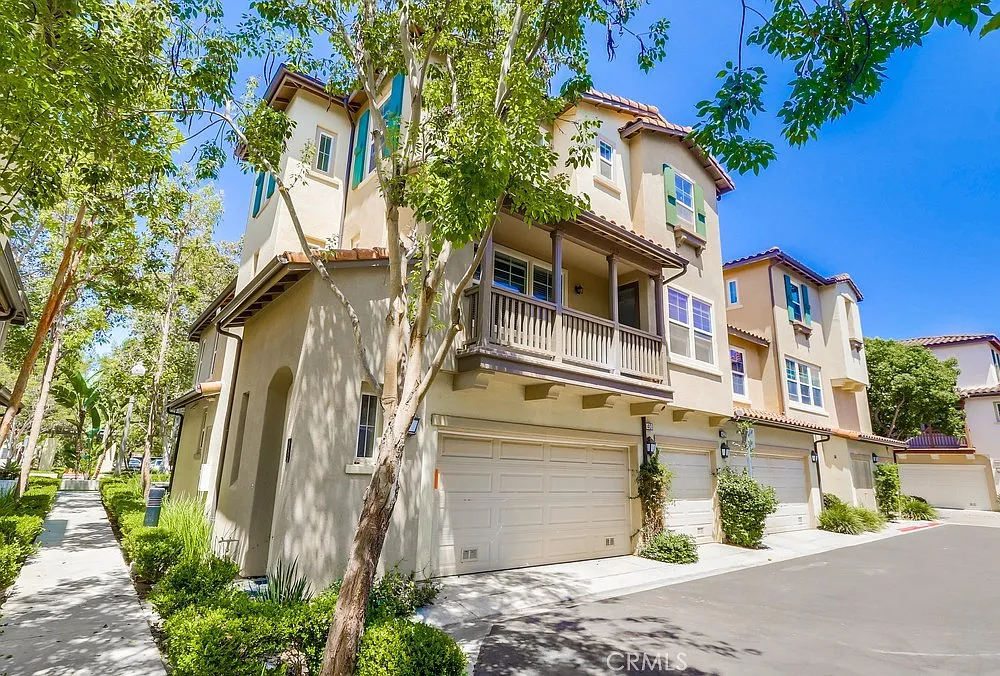 2 bed, 2.5 bath, 1304 sqft, $3,600 — Photo 1