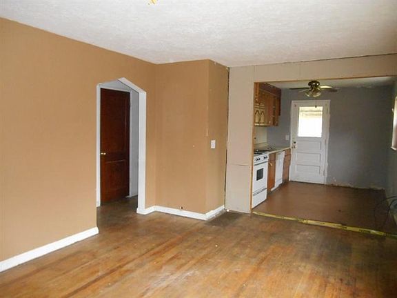 4th image of 8101 Hollybrook Ct