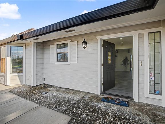 4th image of 580 Yellowstone Drive
