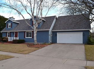 1785 Chatham Dr, Oshkosh, WI 54904