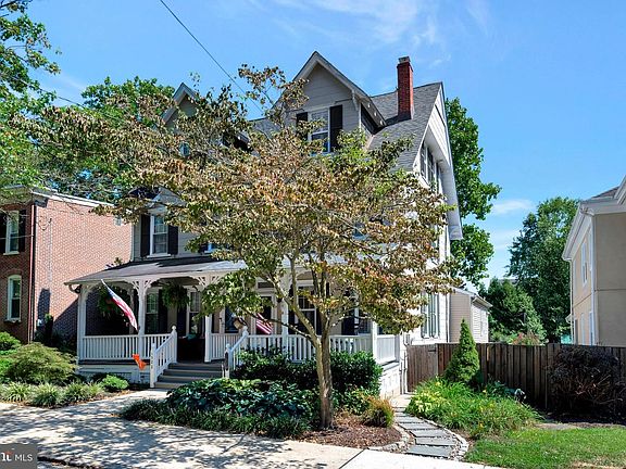 4th image of 1520 Clinton St