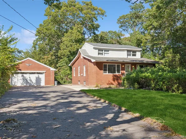 9 Plandome Place, Selden, NY 11784