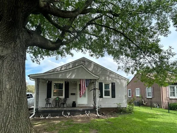 1200 S 10th St, Pekin, IL 61554