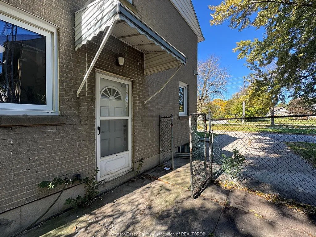 6 bed, $2,250 — Photo 2