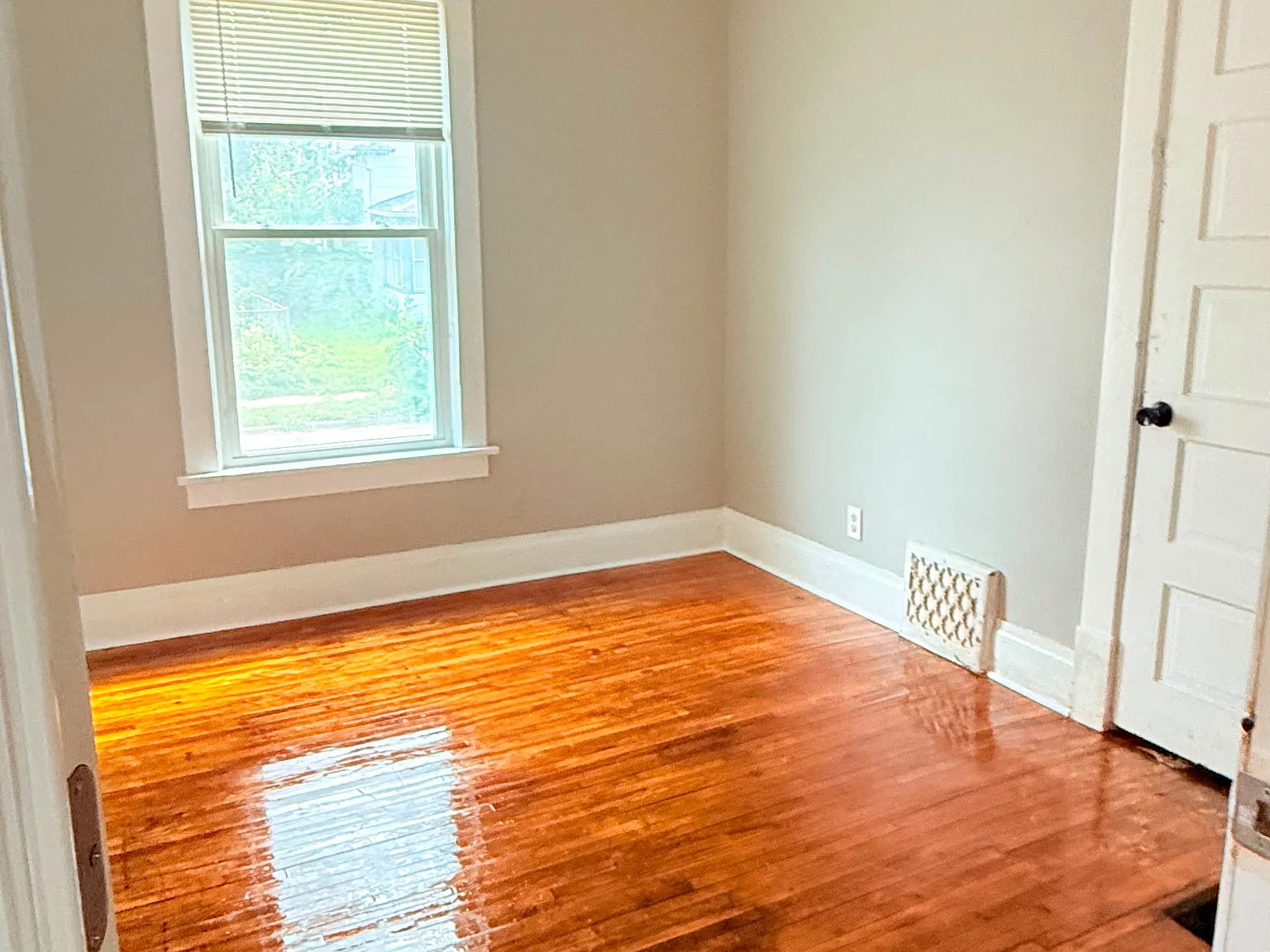 5 bed, 2300 sqft, $2,500 — Photo 3