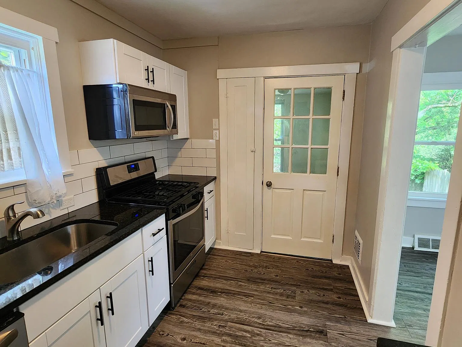 3 bed, 954 sqft, $1,550 — Photo 4