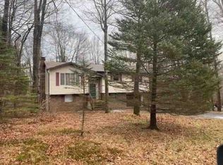 40 Woodland Dr, Gouldsboro, PA 18424